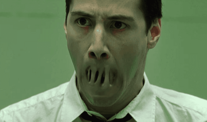 Neo, personaggio del film Matrix, viene reso incapace di parlare.