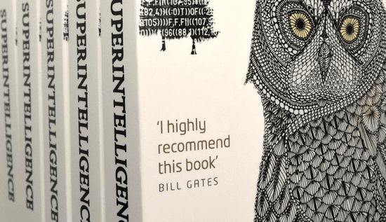 L'immagine mostra una serie di copie allineate del libro di Nick Bostrom 'Superintelligenza', la cui copertina presenta il disegno di un gufo e una citazione attribuita a Bill Gates.